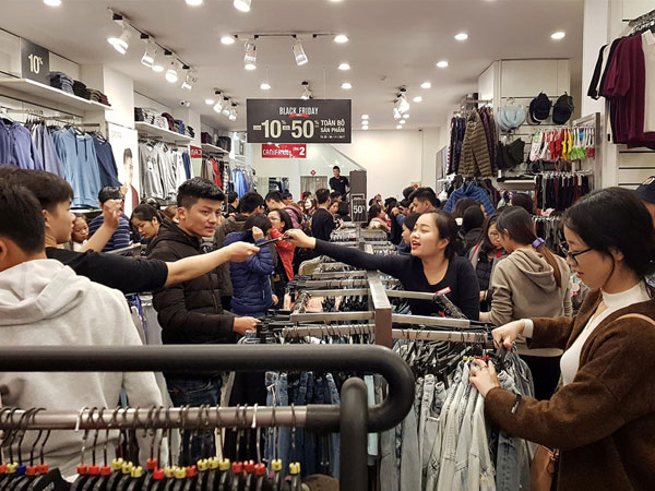 Ùn ùn xuống phố giữa đêm lạnh mua hàng giảm giá dịp Black Friday