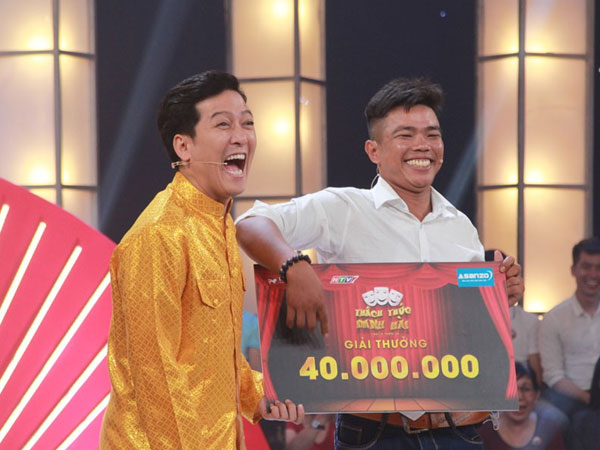 Video: Anh chàng xe ôm nghèo ẵm 40 triệu và gây sốt với câu nói 'Thứ nào chịu nổi!'