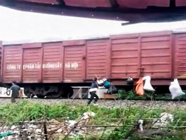 Video: Cảnh người dân chạy theo treo rác lên tàu lửa