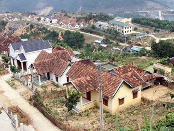 Video: Người dân miền núi 'bỏ hoang' nhà nửa tỷ đồng, ở nhà sàn