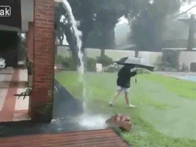 Cậu bé 12 tuổi bị sét đánh khi đang cầm ô nghịch mưa trong sân