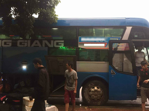 Đi xe khách giường nằm, cô gái bị phụ xe luồn tay vào người lục túi rồi giở trò sàm sỡ?