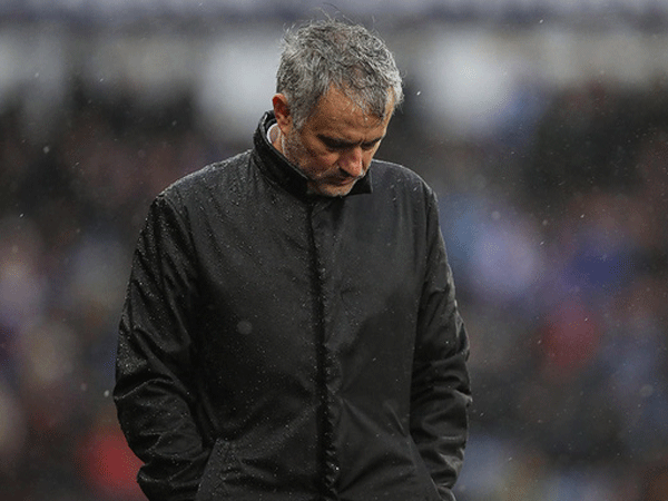Đừng đổ lỗi nữa Mourinho, khi chính ông đang trói chân tay mình!