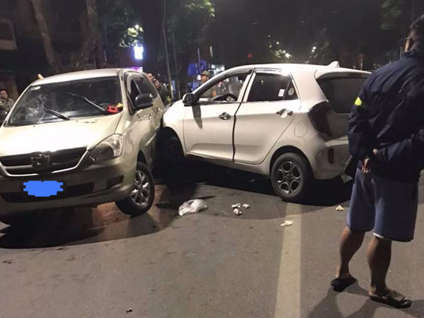Hà Nội: Ô tô điên phóng ngược chiều trên phố, gây tai nạn liên hoàn