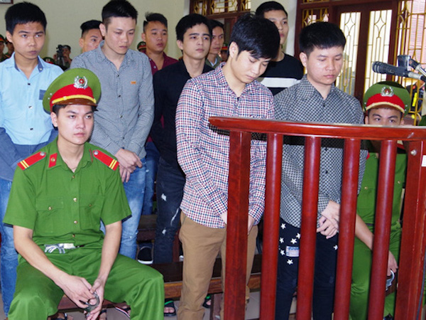 Hỗn chiến lúc ăn ốc, 1 người bị chém chết