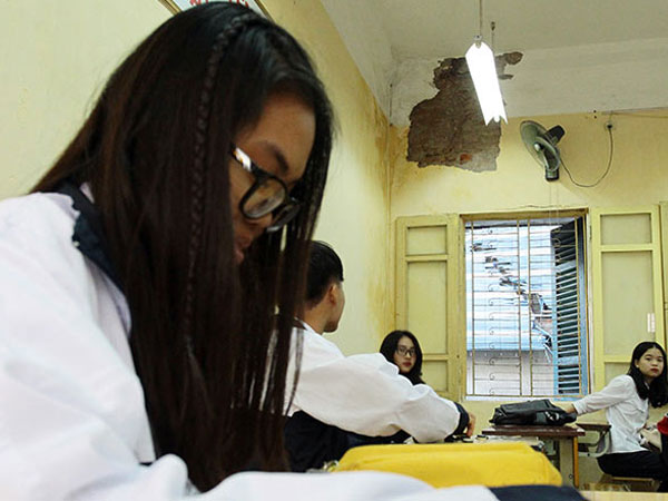 Khó tin: Học sinh được đề nghị đội mũ bảo hiểm lúc ngồi học