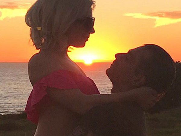 Lady Gaga mặc bikini, say đắm trong vòng tay bạn trai
