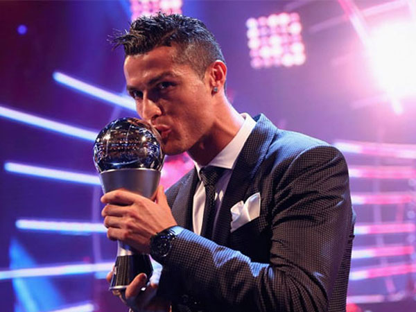 Ronaldo giành giải Cầu thủ hay nhất FIFA lần thứ hai liên tiếp