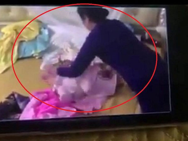 'Chỉ vì lười ăn, con tôi đã bị bảo mẫu nổi giận đánh bầm vùng kín của bé'