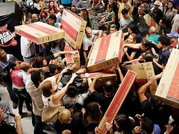 Chuyện kinh dị ngày Black Friday: Giẫm đạp nhau tới chết, 'bà già đại chiến' hay lột vỏ tôm hùm giấu vào quần lót