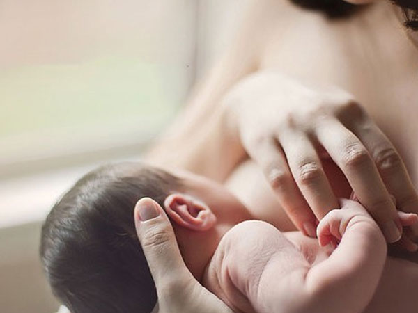 Cuộc sinh nở không tiếng khóc trẻ con, và đêm ấy, hành động của người mẹ khiến nữ y tá chết lặng