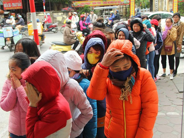 Hà Nội: Trời rét căm căm, nhiều người vẫn xếp hàng chờ mua hàng giảm giá ngày Black Friday từ sáng sớm