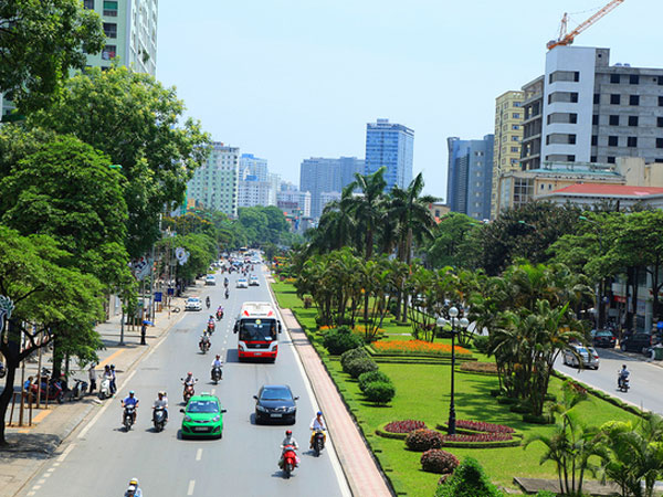 Hà Nội 'xén' thảm cỏ trên đường đẹp nhất Việt Nam để chống ùn tắc