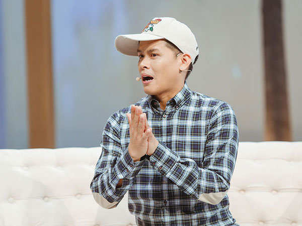 John Huy Trần khoe nhẫn đính hôn, chuẩn bị làm đám cưới với bạn trai 'soái ca' 8 năm