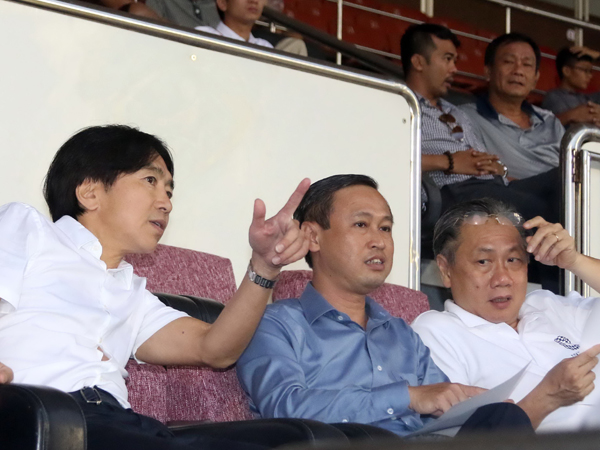 Lương của HLV Miura không kém HLV Park Hang Seo