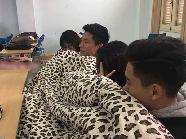Miền Bắc trở lạnh, học sinh thi nhau vác chăn đi học cho bằng bạn bằng bè
