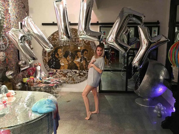 Miley Cyrus bị nghi bầu bí khi lộ bụng to trong ngày sinh nhật