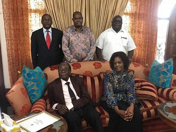 Quân đội Zimbabwe 'dọa' tung hồ sơ mật để buộc Tổng thống Mugabe từ chức