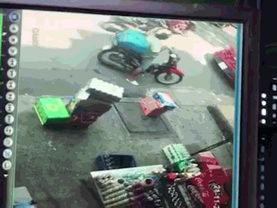 Rùng mình clip mở cửa GrabCar bất cẩn, cô gái chết tức tưởi