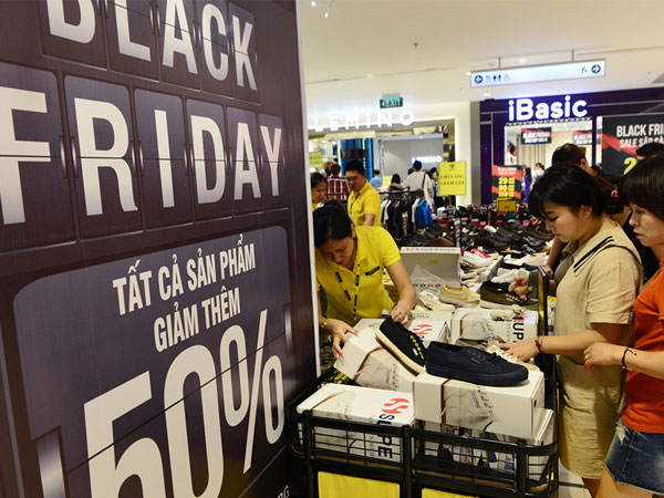 Sài Gòn tràn ngập giảm giá Black Friday, khách vẫn khó mua hàng ưng ý