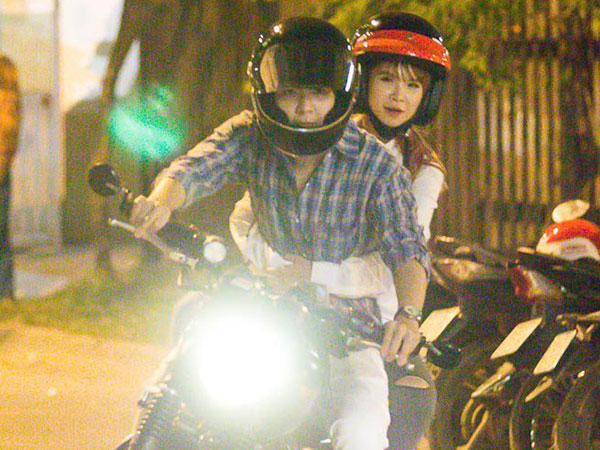 Sau đám cưới, Khởi My và Kelvin Khánh đội mũ bảo hiểm đi motor về nhà