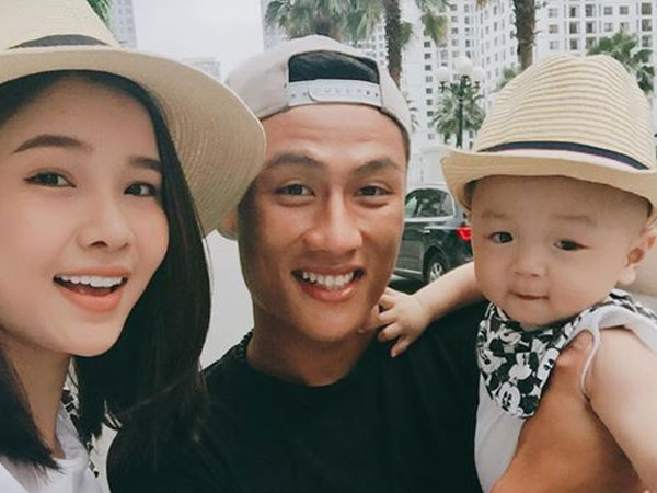Sau lần trải lòng của Kỳ Hân, Mạc Hồng Quân đưa vợ con qua Séc