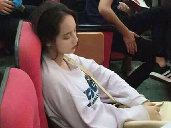 'Tây Thi ngủ gật' phiên bản nữ sinh ĐH Kinh tế quốc dân