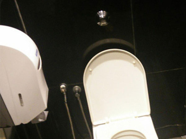 Thiếu niên 15 tuổi bất ngờ sinh con trong toilet khi đi mua sắm với gia đình