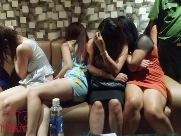 Video: Công an TP HCM đồng loạt kiểm tra nhà hàng có tiếp viên gợi cảm
