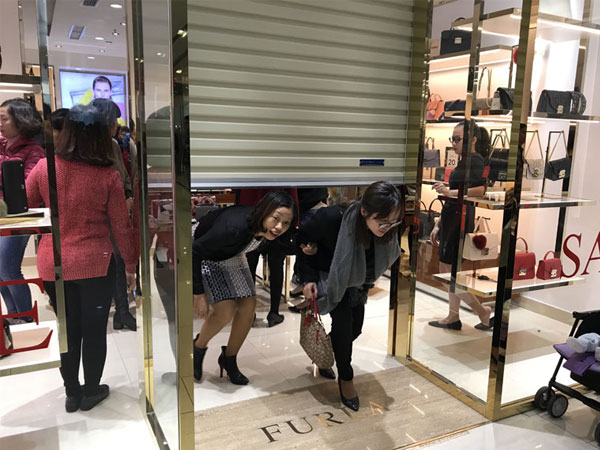 'Vỡ trận' Black Friday: Đóng cửa chối khách, chị em luồn khe chui vào