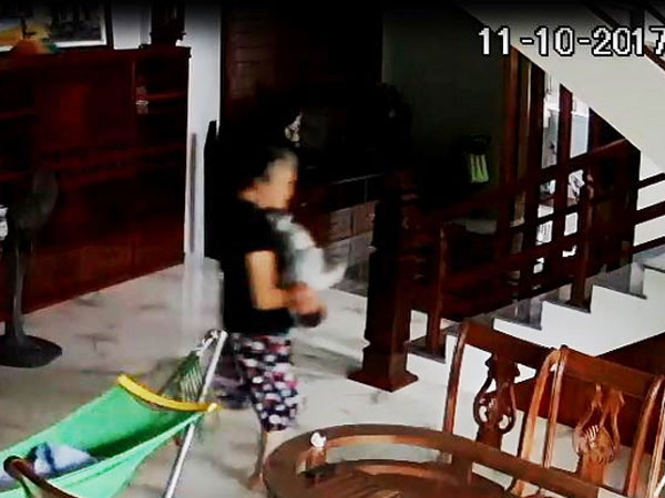 Bố run rẩy khi thấy con gần 5 tháng tuổi bị bảo mẫu đánh, giật lắc