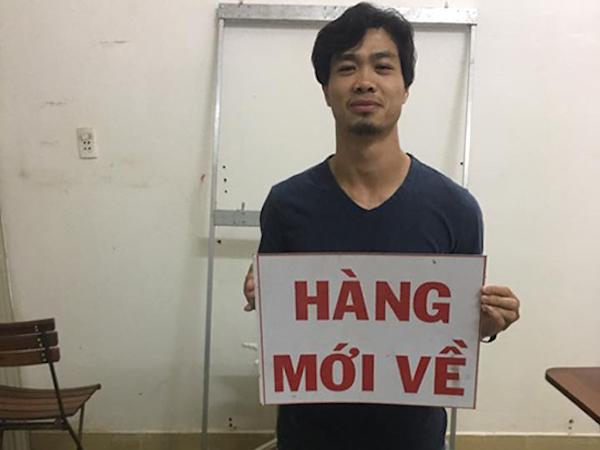Công Phượng gây xôn xao khi chụp ảnh cạnh bao thuốc lá