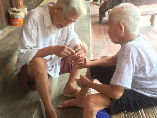Dân mạng rộ trào lưu chia sẻ ảnh tình cảm của ông bà mình