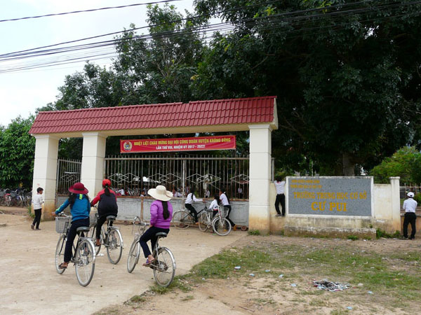 Đi chơi với 2 thanh niên lạ, nữ sinh mất tích bí ẩn