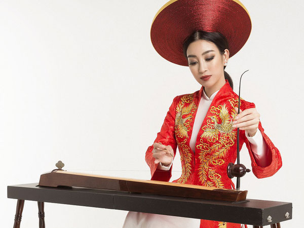 HH Đỗ Mỹ Linh tự tin độc tấu đàn bầu trong phần thi tài năng tại Miss World 2017