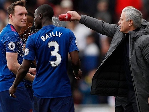 Mourinho báo tin mừng về chấn thương của Phil Jones