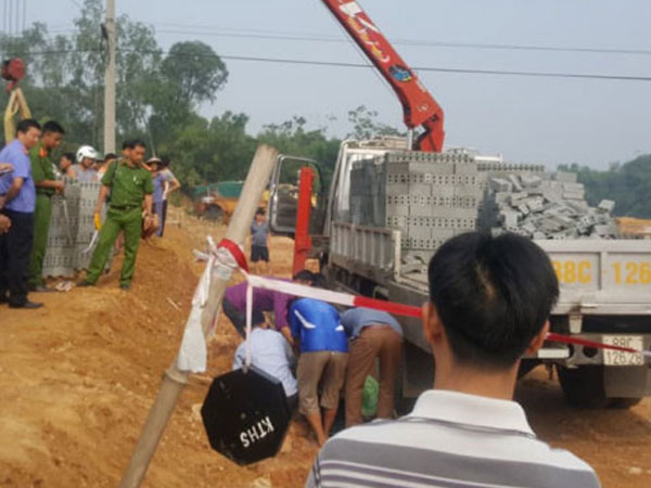 Nâng cần cẩu chạm dây điện, 1 người tử vong, 1 nguy kịch