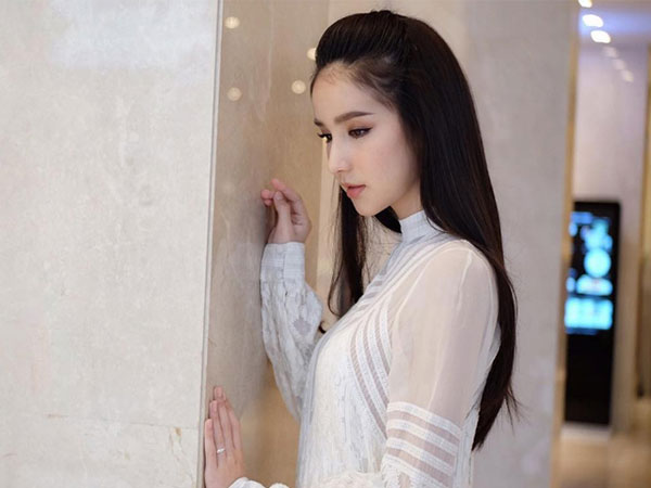 'Thiên thần chuyển giới Thái' khoe lưng trần ở TP HCM