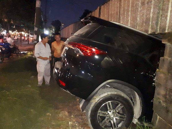 TP.HCM: Đạp nhầm chân ga vì chưa quen với xe mới mua, 2 vợ chồng cùng con nhỏ thoát chết