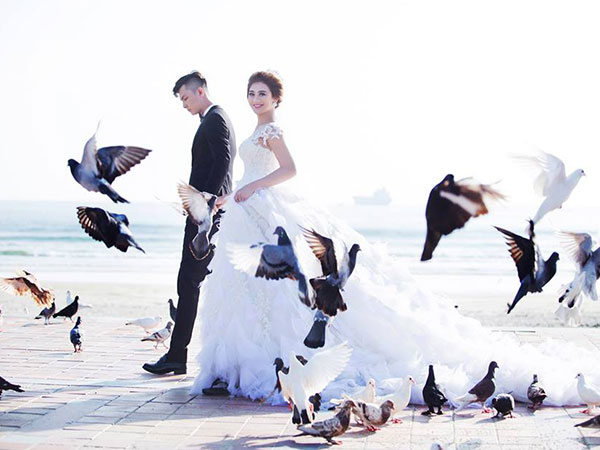 Ảnh cưới lãng mạn của mỹ nhân chuyển giới Lâm Khánh Chi và bạn trai kém 8 tuổi