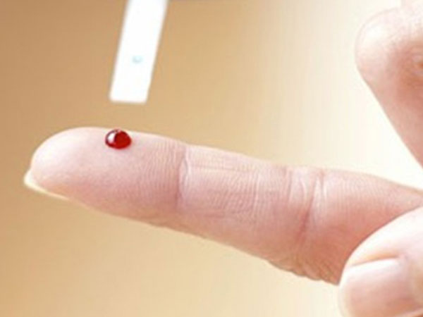Chích máu đầu ngón tay điều trị đột quỵ chỉ là trò lừa bịp