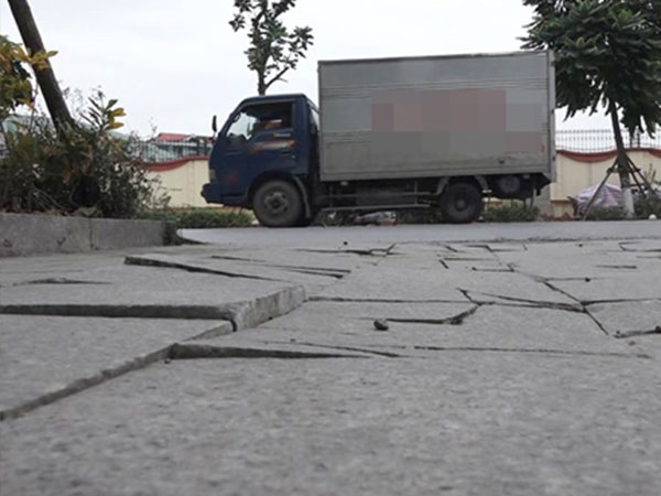 Đá lát vỉa hè 'tuổi thọ 70 năm' vỡ nát do bị đi lên khi vừa thi công