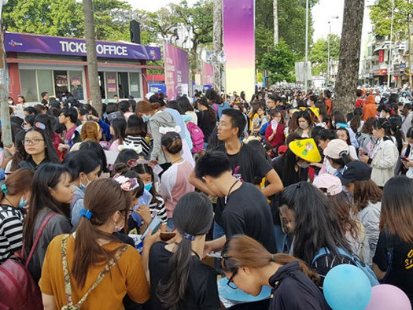 Fan Việt gây tắc nghẽn giao thông tại khu vực diễn ra MAMA 2017