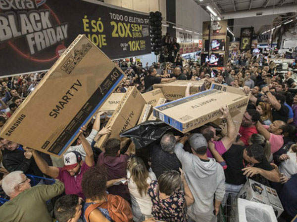 Hỗn chiến Black Friday: Trăm người tranh nhau chiếc tivi giảm giá