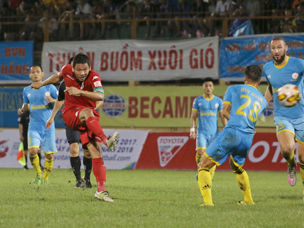 'Lão tướng' Anh Đức đi vào lịch sử V-League với danh hiệu Vua phá lưới