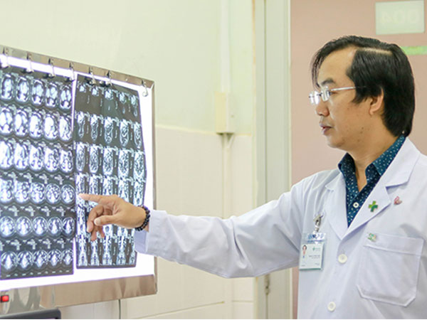 Người đàn ông bị xương cá đâm thủng ruột thừa