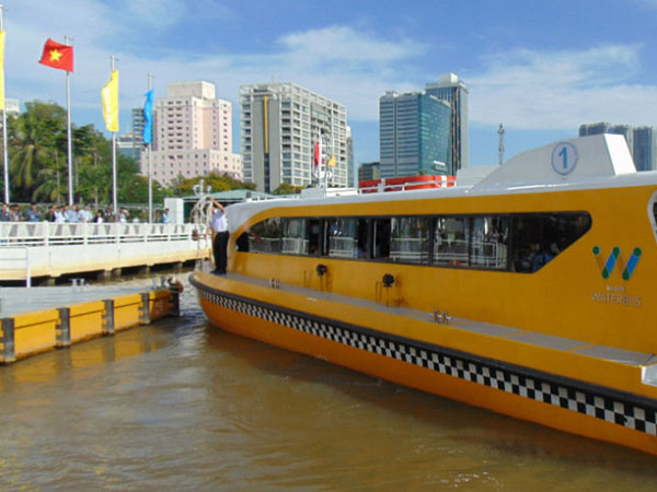 Người dân xếp hàng dài trải nghiệm buýt đường sông đầu tiên tại TP.HCM