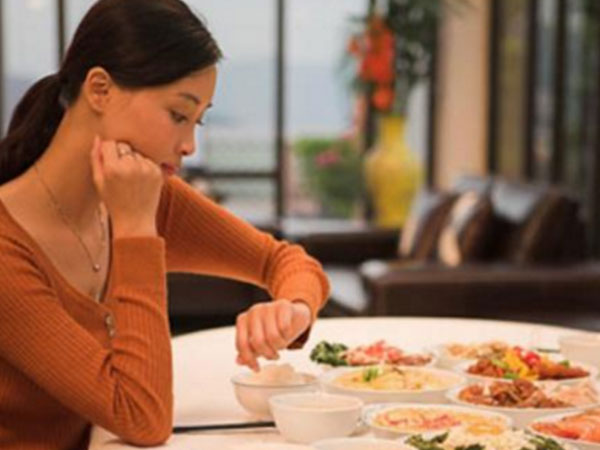 Tôi ngực lép nên chồng để cô đơn hàng đêm