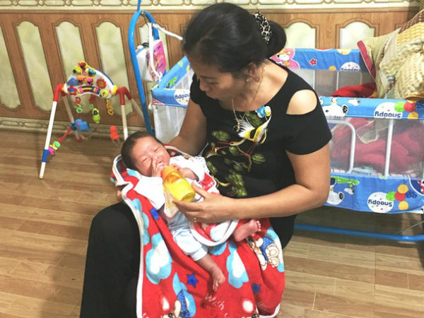 Bé trai 20 ngày tuổi bị bỏ rơi trong thùng giấy bên đường