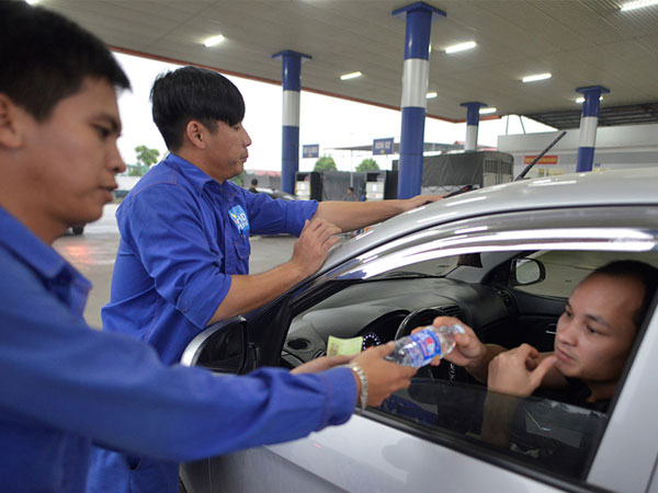 "Cây xăng Việt" đã cúi chào, tặng nước miễn phí cho khách trước cả khi "cây xăng Nhật" đến Hà Nội